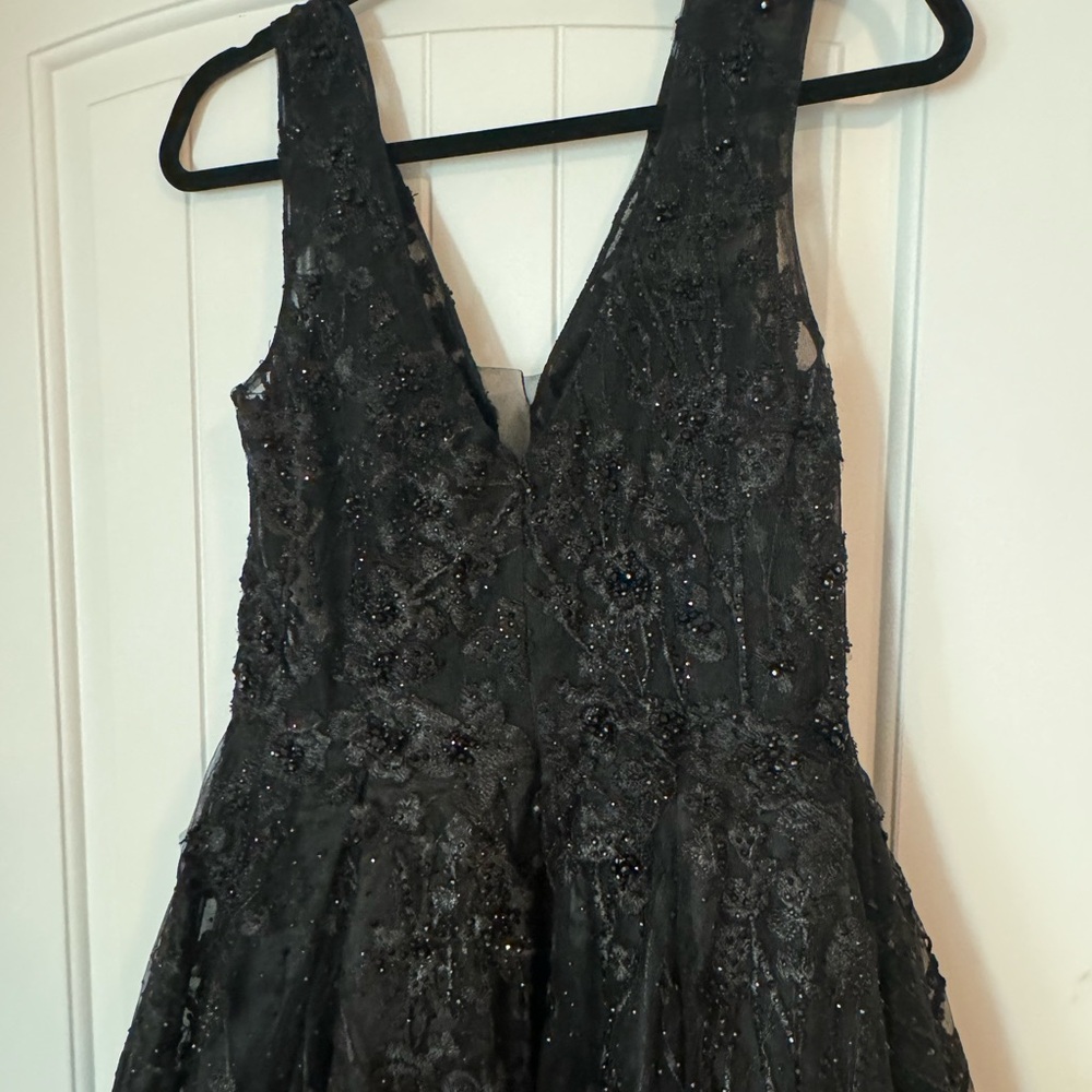 Mac Duggal Black Embroidered V-Neck Sequin Dress Gown Size 6 NWT - Picture 11 of 12